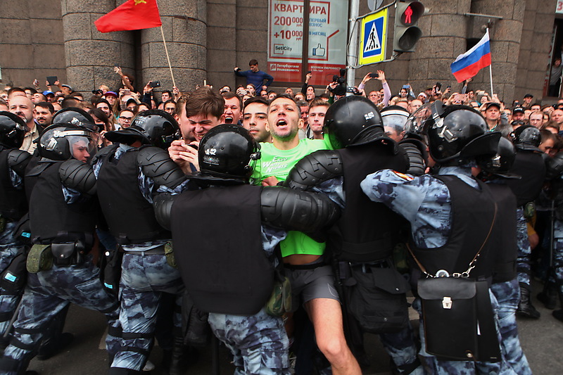 Уличная агрессия под руководством Навального: пенсии — пенсиями, но винтилово важнее