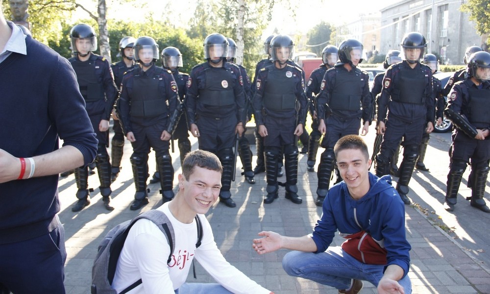 Провокаторы Навального подставили школьников под «винтилово»: ВИДЕО