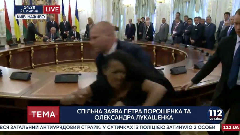 Голая женщина и обморок пограничника прервали встречу Порошенко и Лукашенко