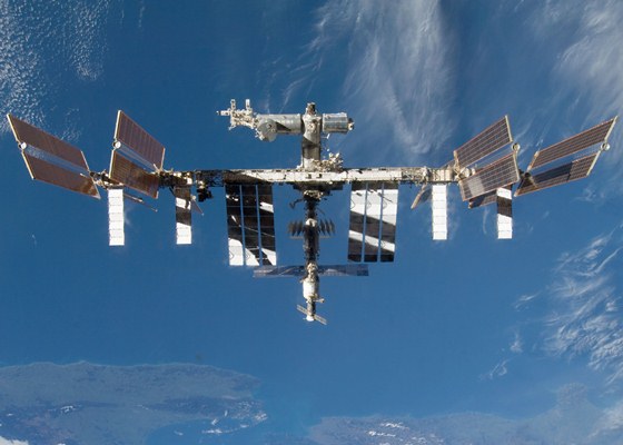 Камеры МКС засняли взлетающий с Земли инопланетный корабль