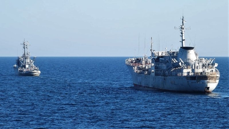 Цена за цирк: кораблям ВМСУ пришлось заплатить РФ за проход в Азов как барже на буксире
