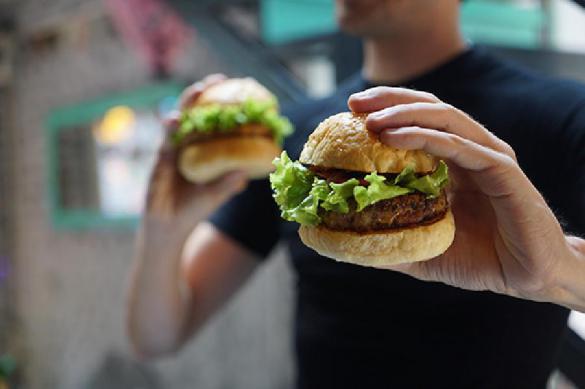А русские и так едят: McDonald’s убрала искусственные добавки из бургеров в США