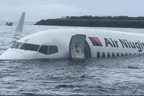 Пассажирский "Боинг-737" упал в воду при посадке на остров