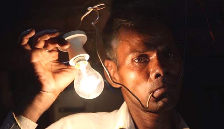 Индиец питается электричеством
