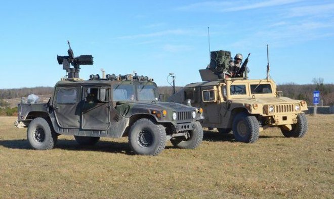 Армия США испытывает роботизированный автомобиль Humvee с пулеметом ARAS