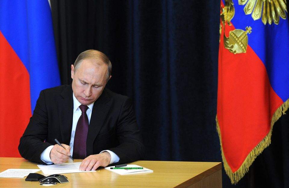 Путин подписал закон, повышающий пенсионный возраст в России