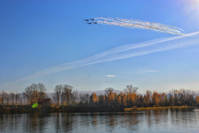 Грандиозное авиашоу в небе над Красноярском устроила лучшая в стране пилотажная группа «РУССКИЕ ВИТЯЗИ»