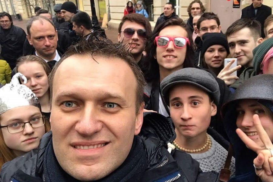 Тоталитарная секта: почему Алексей Навальный «обрастает» молодежью?