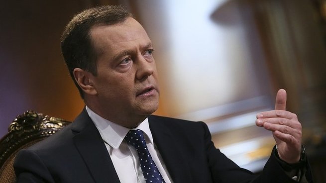 Медведев объявил о нехватке миллиона чиновников