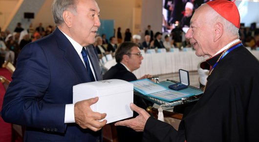 Назарбаев вручил премию Папскому совету Ватикана