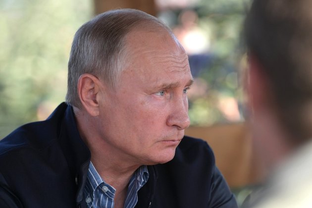 Путин пообещал сдержать цены на бензин