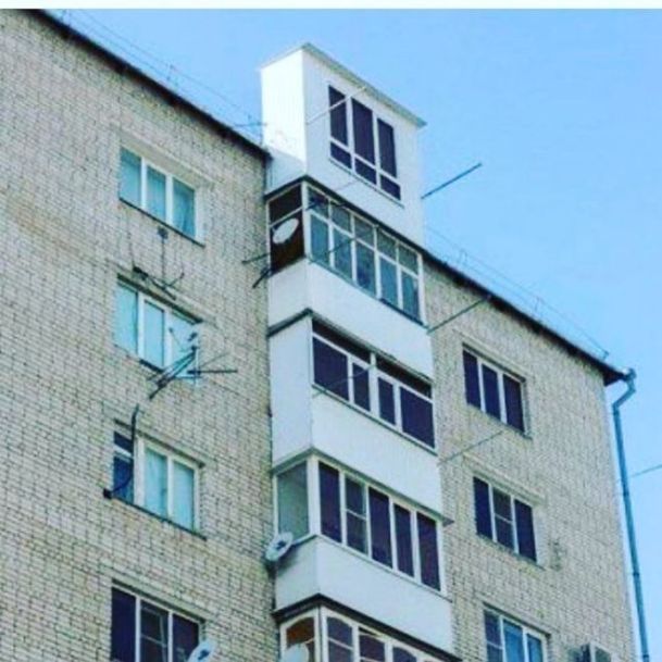 Наглые соседи: абсурдное расширение балконов, которое ни в какие рамки не лезет