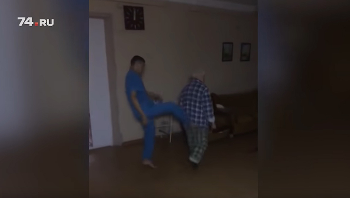 Санитары психбольницы на Урале записали издевательства над пожилым пациентом