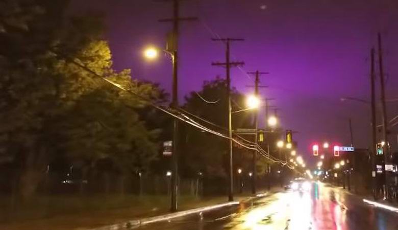 Небо над Огайо приобрело ядовитый фиолетовый цвет