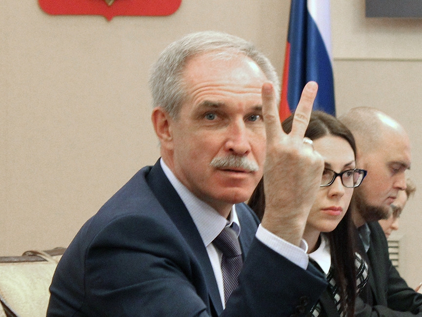 Губернатор Морозов урезал зарплаты чиновникам, но народ спасибо не сказал…