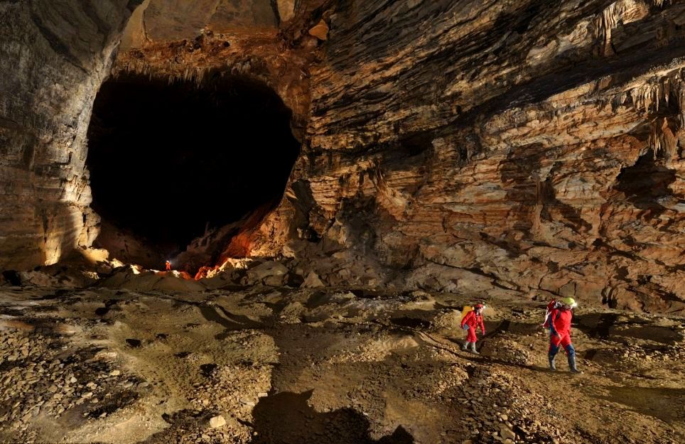 В Китае нашли огромную нетронутую пещеру