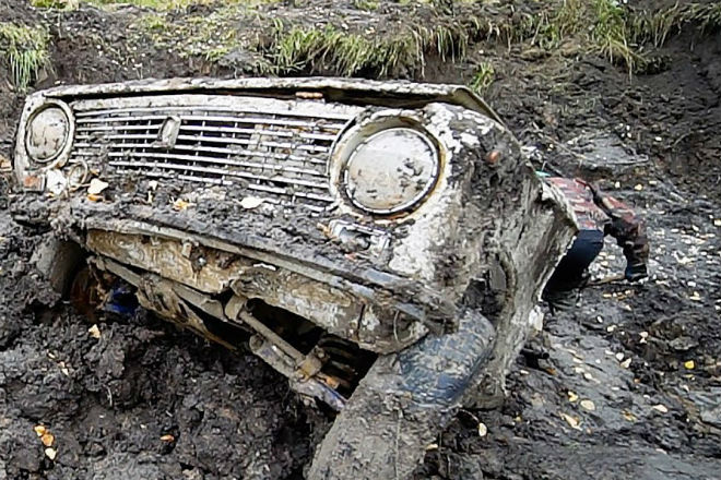 Заводим автомобили после года в болоте