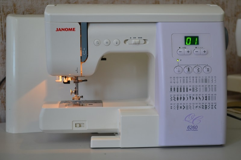 Какую купить швейную машину для дома