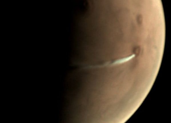 Вот уже второй месяц над Марсом висит странное облако, удивляющее ученых