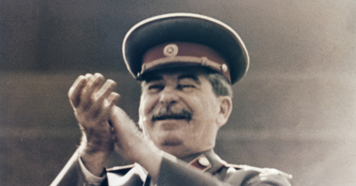 Сталин улыбается с небес при просмотре этого ролика.