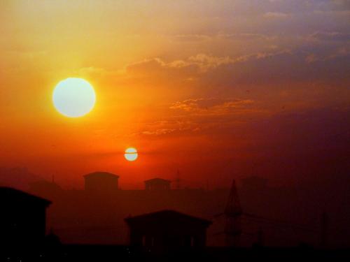 «Два Солнца зашло» во время заката в Индии