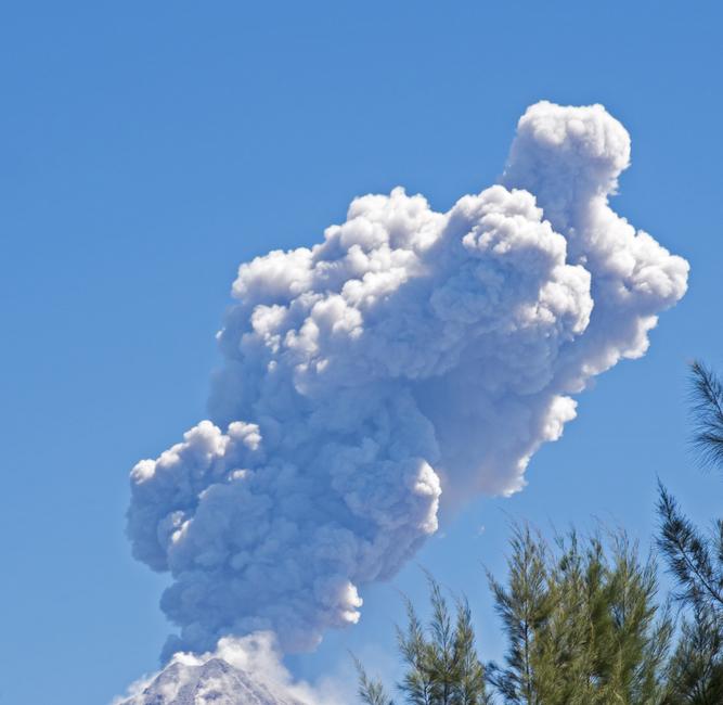 Вулкан Фуэго в Гватемале выбросил новый столб пепла
