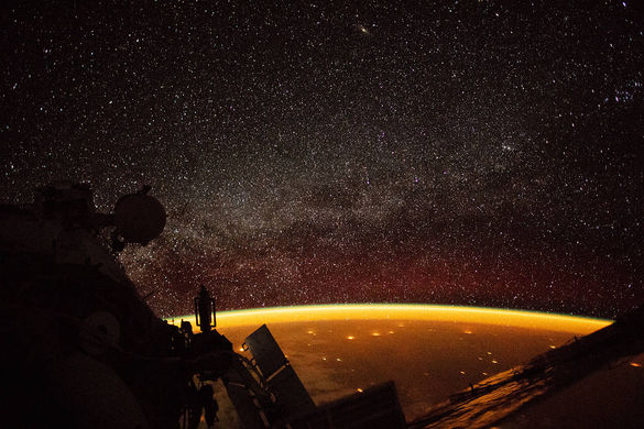 На МКС засняли редкое оранжевое свечение Земли