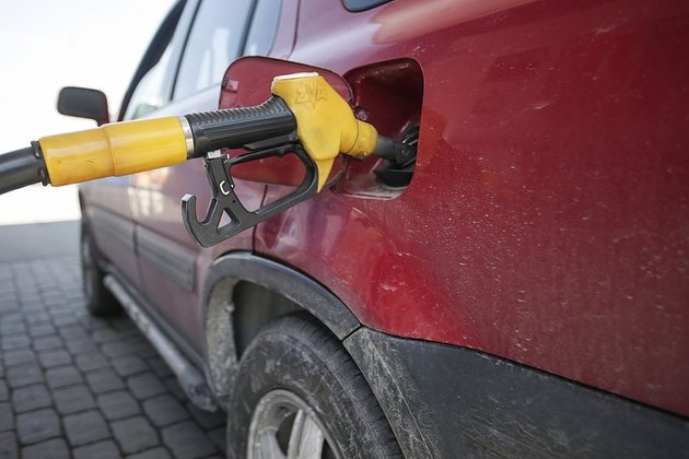 Российский бензин после заморозки цен оказался дороже зарубежного