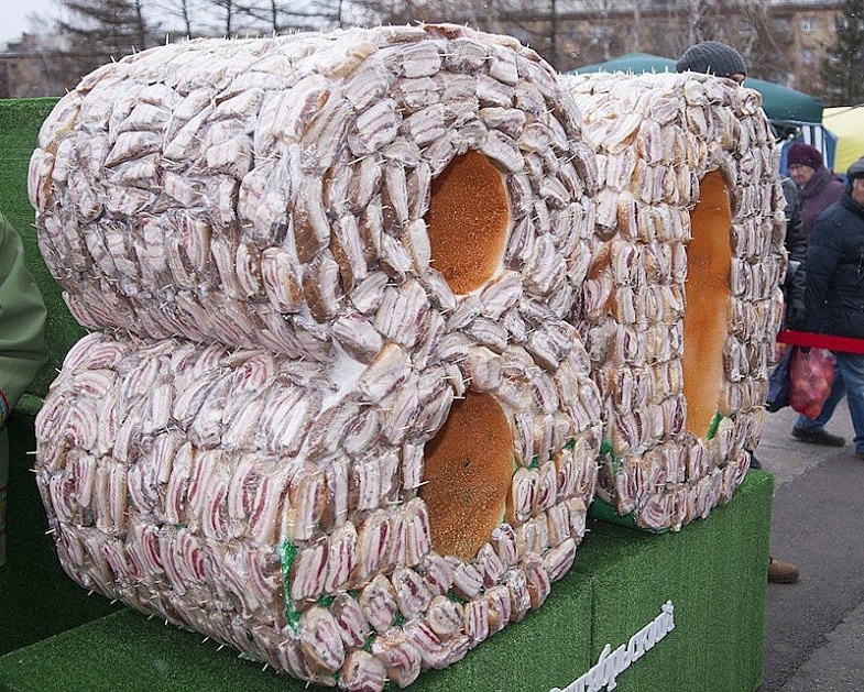 Гигантский бутерброд с 30 килограммами сала приготовили в Красноярске в честь дня рождения Октябрьского района.