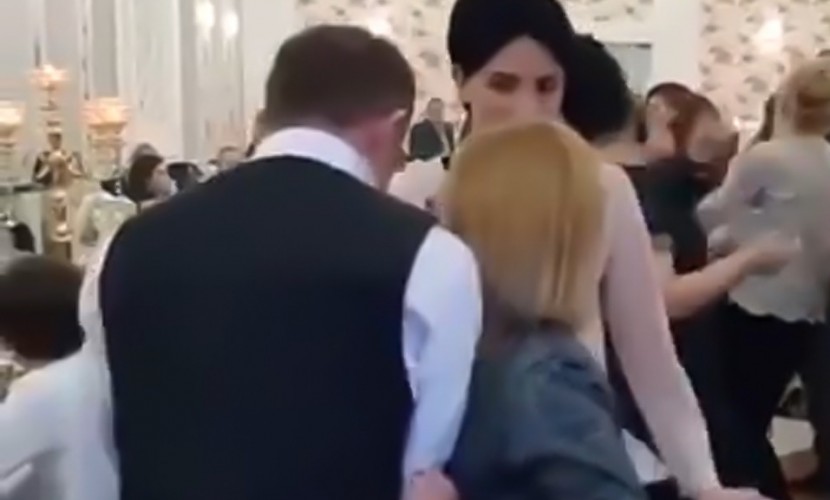 Ревнивая жена мешает танцевать мужу на свадьбе с другими