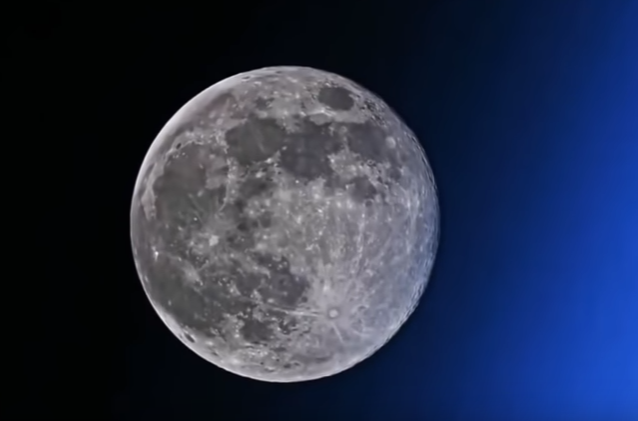 Луна это голограмма  над  Землей ?