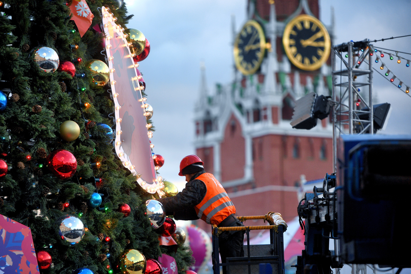 Новогодняя Москва: Красная площадь засияла в преддверии праздника