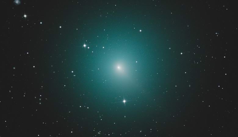 К Земле движется зеленоватая комета, которую уже видно невооруженным глазом