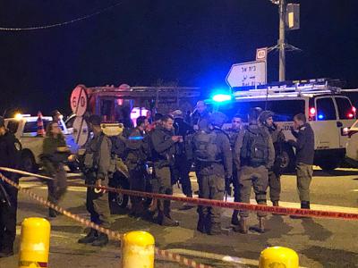 В Израиле террорист из автомобиля расстрелял людей на остановке