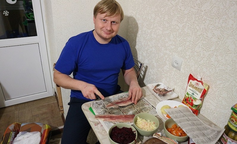 Можно ли накрыть новогодний стол на тысячу рублей? Мужчина устроил «репетицию»