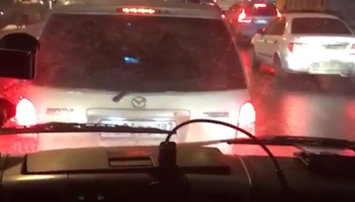 "Вообще не реагирует!": в Москве на ТТК упрямый водитель заблокировал карету скорой помощи