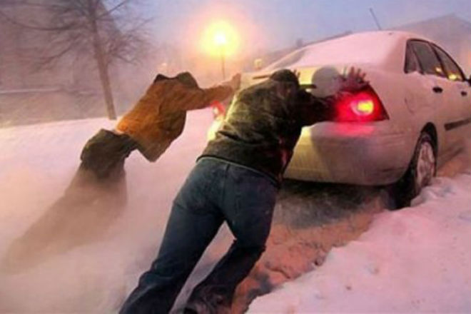 Как высвободить автомобиль из снега