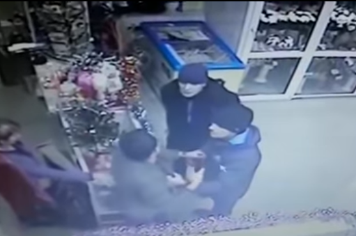 Просто ждал такси: в Белогорске избили и ограбили мужчину в цветочном магазине. Видео