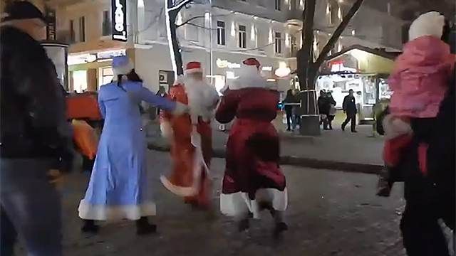 Два Деда Мороза подрались из-за маленькой девочки в Одессе