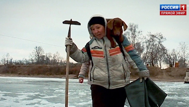 Жители Иркутского села добираются домой вплавь