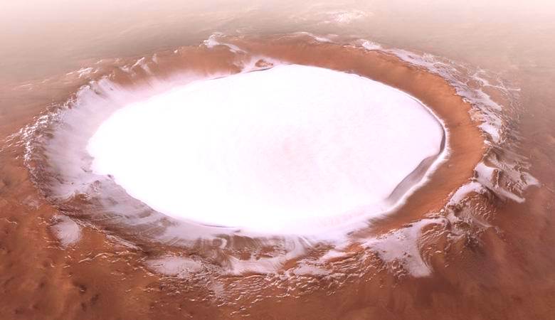 Наполненный льдом марсианский кратер похож на тарелку с манной кашей