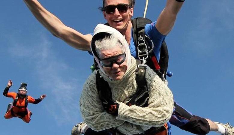 102-летняя женщина уже 3 года прыгает с парашютом