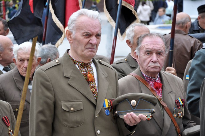 Порошенко уравнял украинских нацистов в правах с ветеранами ВОВ