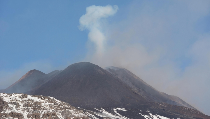 Вулкан Этна на Сицилии выбросил столб пепла