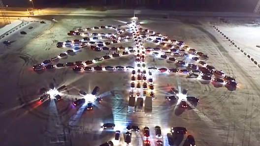 В Екатеринбурге составили гигантскую елку из 213 автомобилей (видео)