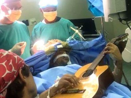 Музыкант сыграл на гитаре во время операции на головном мозге