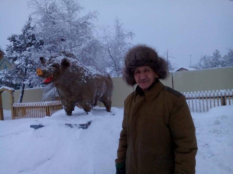 В Якутии слепили символ нового года - Свинью из навоза
