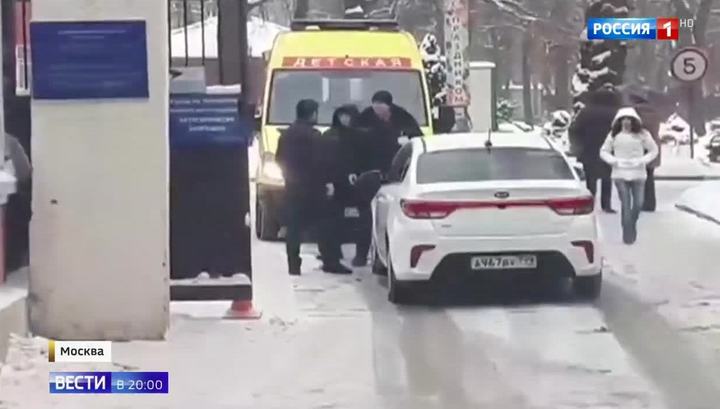 С кулаками на врачей: в Москве и Петербурге произошли нападения на бригады скорой помощи