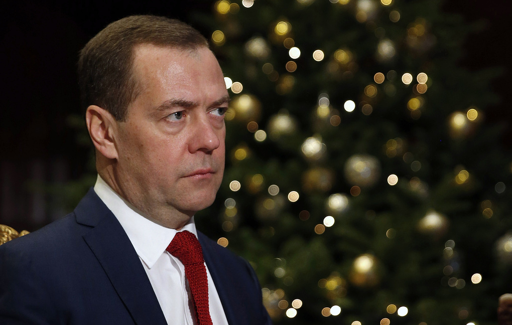 Удавка все туже: Медведев утвердил правила передачи персональных данных россиян в МВД и ФСБ