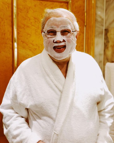 Молодится? 73-летний Евгений Петросян делает маски для лица